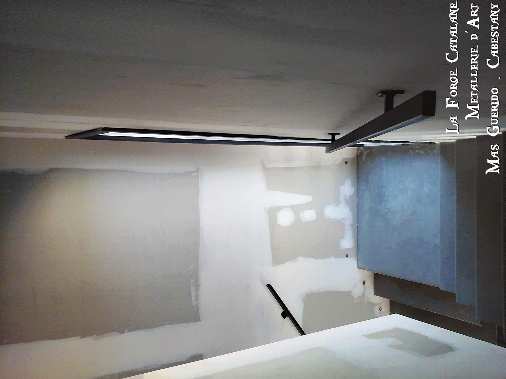 main courante en fer tube rectangulaire cavalier droit forge catalane.jpg